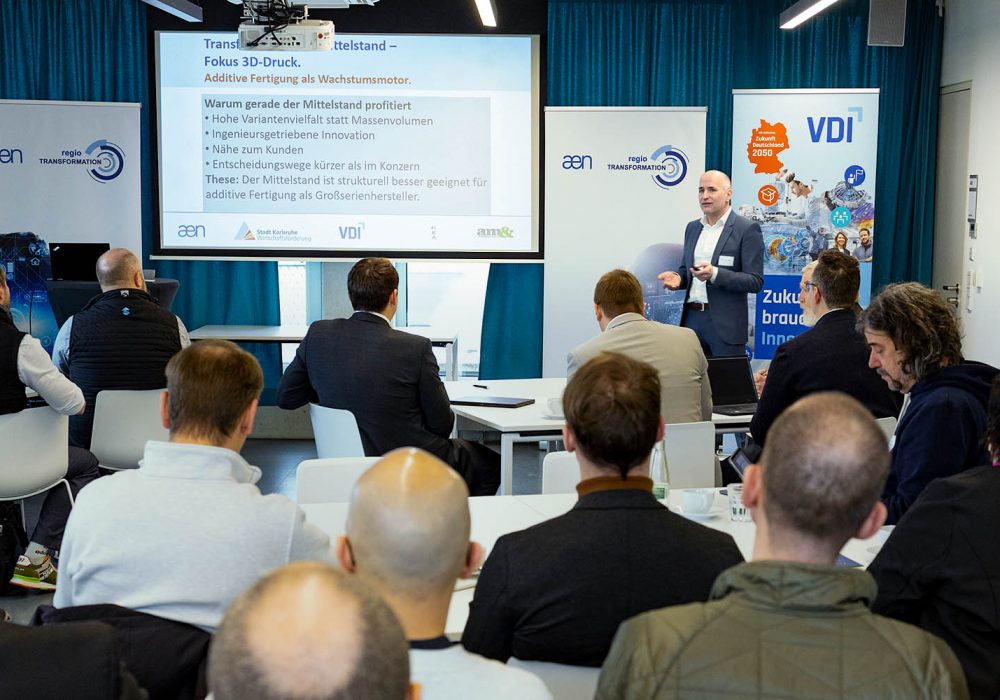 Gäste, Redner vorne: Prof. Dr. Florian Finsterwalder.
(c)Foto: Gerd Lache