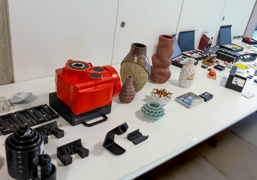 Material-Tisch, Präsnetation im Foyer.
(c)Foto: Gerd Lache