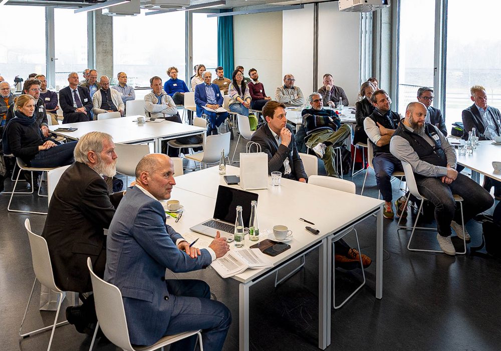 Gäste und vorne links die Moderatoren Prof. Florian Finsterwalder (rechts) und Prof. Dr. Franz-Josef Villmer. 
(c)Foto. Gerd Lache