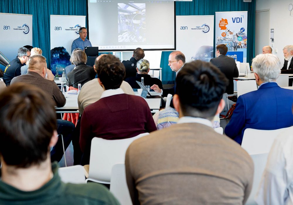 Gäste AEN-3D, Redner vorne: Marcel Mönich, Hytron GmbH.
(c)Foto: Gerd Lache