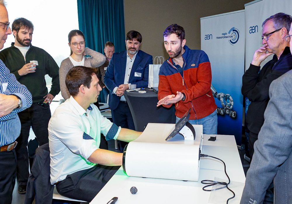 Lukas Göth (blau-rote Jacke) erklärt sein neu entwickeltes medizinisches Gerät.
(c)Foto: Gerd lache